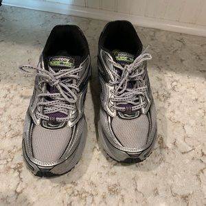 Saucony tennis shoes